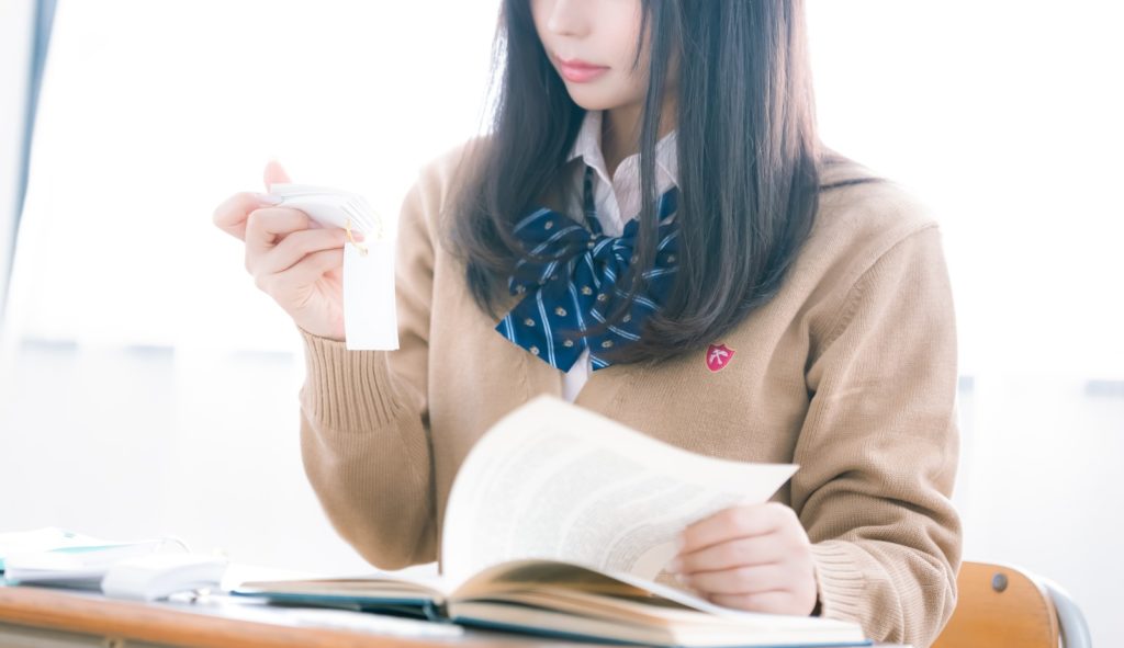 勉強する女子高生